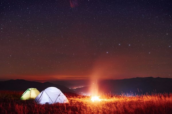Quelles sont les meilleures techniques pour observer les étoiles en camping en désert?